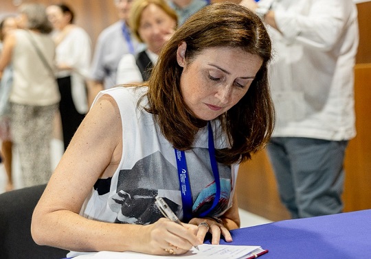 The Ombuds Officer of the Universitat de València signing the declaration